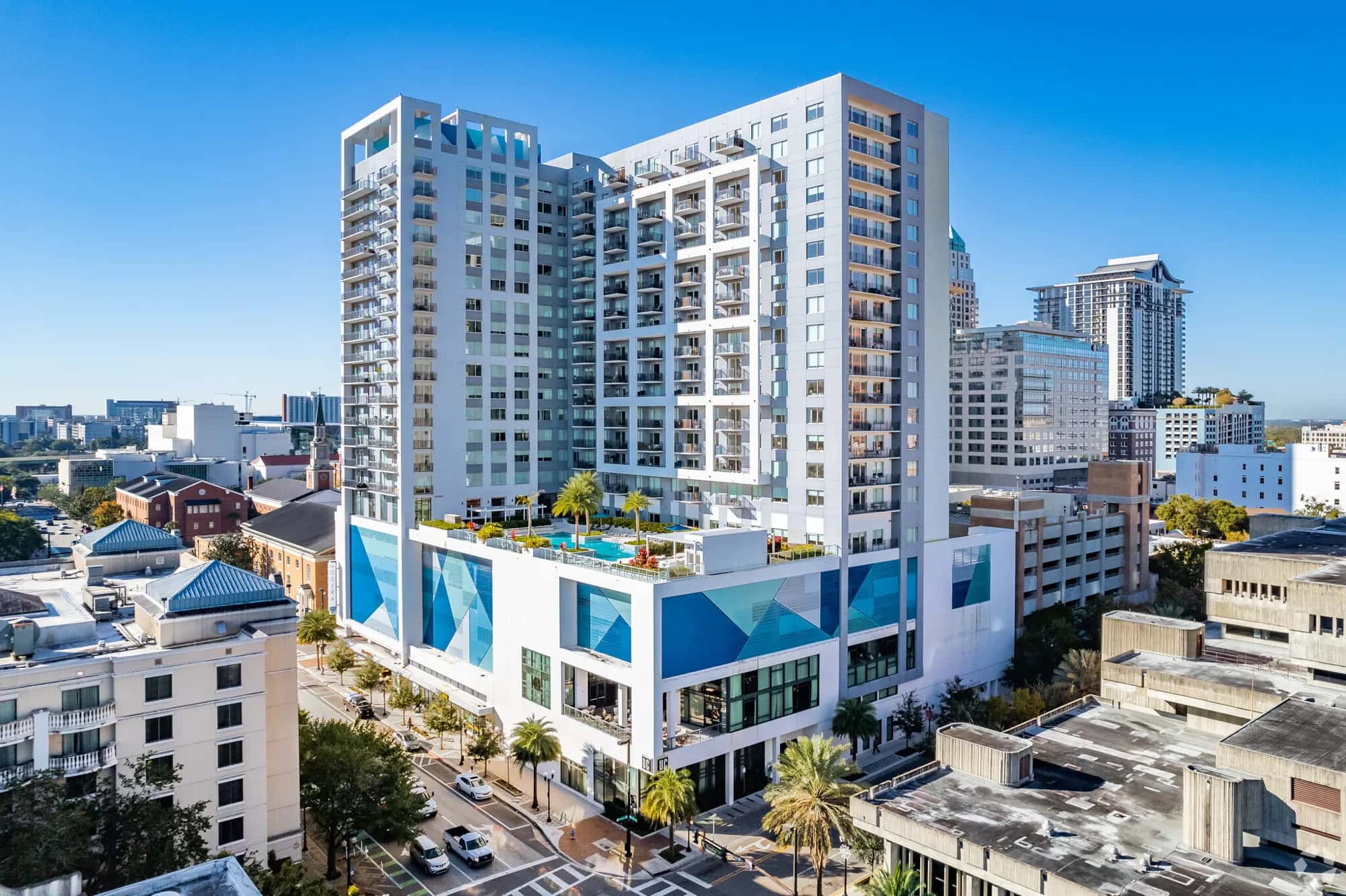 Mondrian Lake Eola, comunidad multifamiliar en torre con alberca en la azotea
