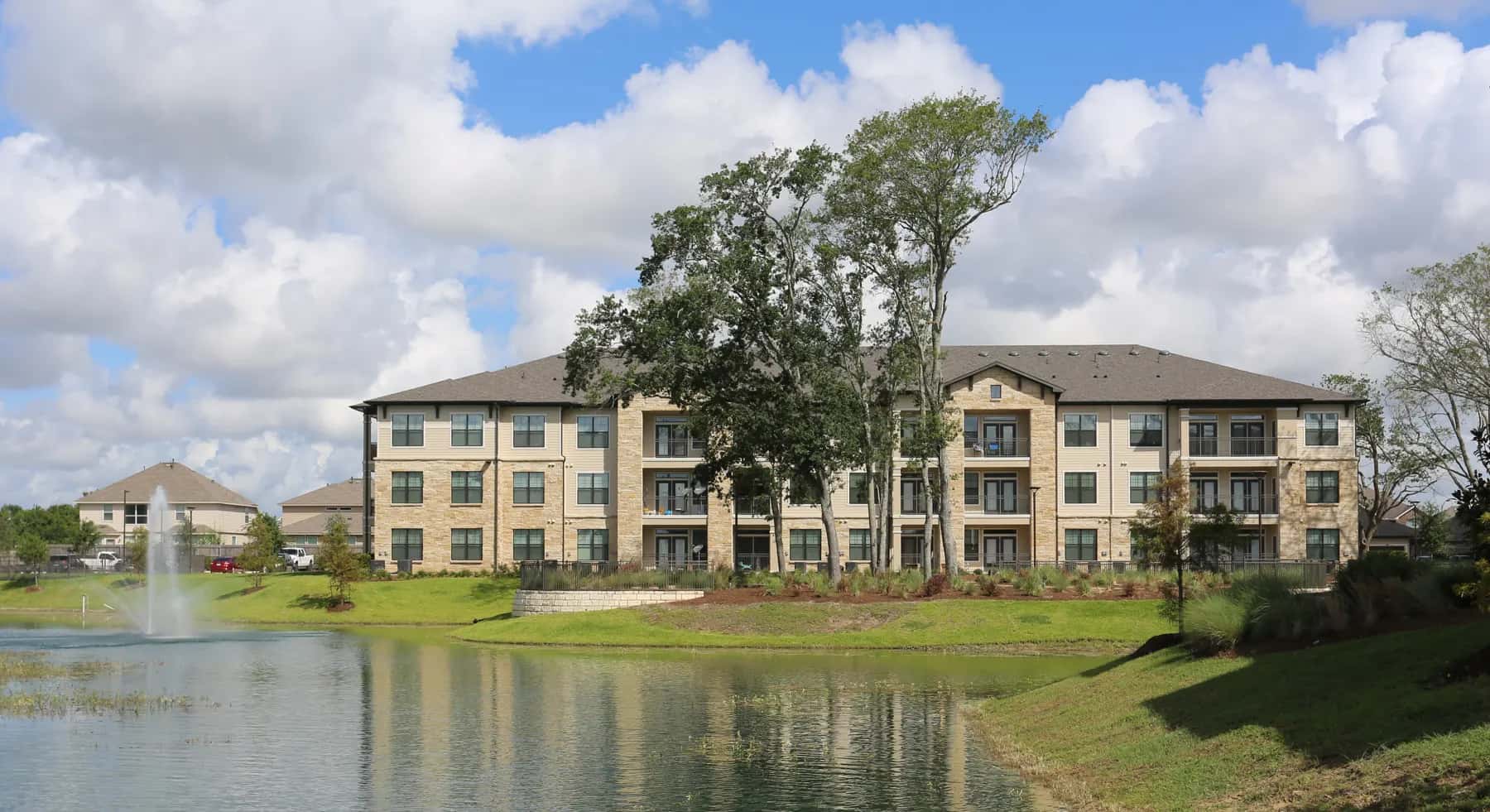 West End Fayetteville, comunidad de departamentos de tres niveles junto a un lago